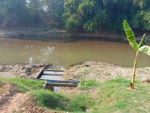 Bengawan Solo Tercemar Limbah Ciu, Gibran Minta Maaf-Janji Tindak Lanjut Bengawan Solo Tercemar Limbah Ciu, Gibran Minta Maaf-Janji Tindak Lanjut