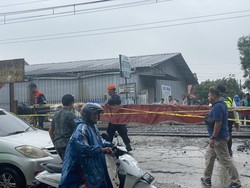 Pelintasan KRL TKP Angkot Tertabrak di Citayam Ditutup dan Digaris Polisi