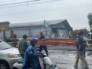 Pelintasan KRL TKP Angkot Tertabrak di Citayam Ditutup dan Digaris Polisi Pelintasan KRL TKP Angkot Tertabrak di Citayam Ditutup dan Digaris Polisi
