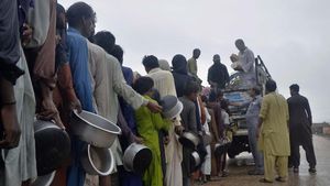 Potret Warga Pakistan Korban Topan Biparjoy Antre Makanan