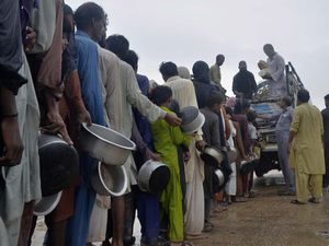 Potret Warga Pakistan Korban Topan Biparjoy Antre Makanan