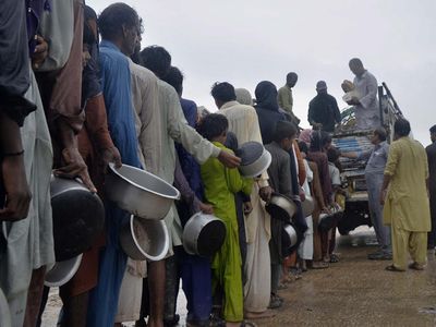 Potret Warga Pakistan Korban Topan Biparjoy Antre Makanan