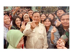 Saranghae! Prabowo Pose Fingerheart Bareng Wartawan di Bandung