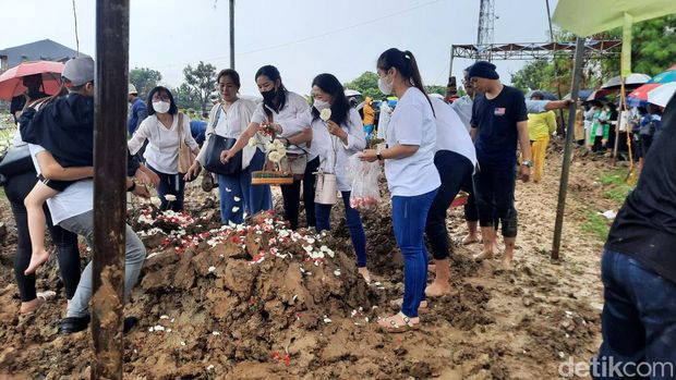 Prosesi pemakaman Moses Bagus Prakoso, korban tabrak lari di Cakung