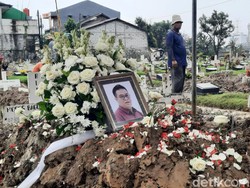 Tangis Keluarga Pecah Saat Jenazah Moses Korban Tabrak Lari Dimakamkan