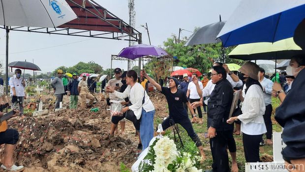 Prosesi pemakaman Moses Bagus Prakoso, korban tabrak lari di Cakung