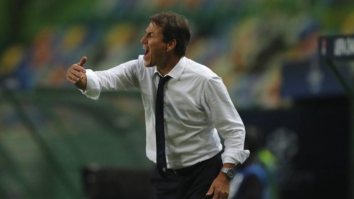 Lyons head coach Rudi Garcia instructs his players during the Champions League semifinal soccer match between Lyon and Bayern Munich at the Jose Alvalade stadium in Lisbon, Portugal, Wednesday, Aug. 19, 2020. (Miguel A. Lopes/Pool via AP)