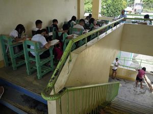 Sekolah Jadi Pengungsian, Siswa Filipina Belajar di Lorong-Halaman Sekolah Jadi Pengungsian, Siswa Filipina Belajar di Lorong-Halaman