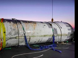 Penampakan Roket Mata-mata Korut yang Berhasil Diangkat dari Laut