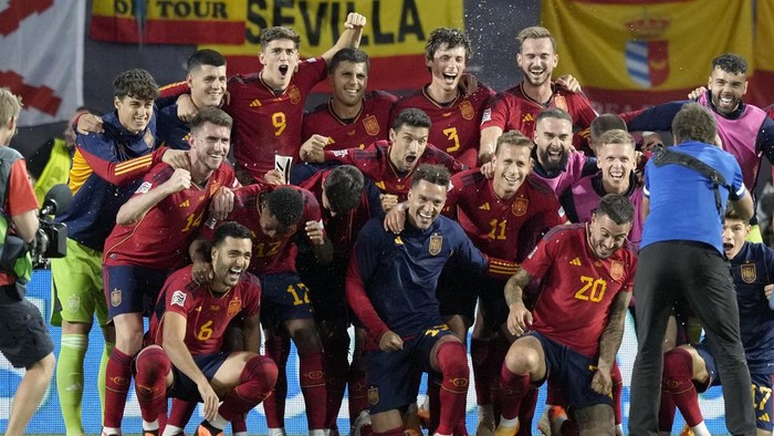 Spain players pose for the cameras celebrating at the end of the Nations League semifinal soccer match between Spain and Italy at De Grolsch Veste stadium in Enschede, eastern Netherlands, Thursday, June 15, 2023. Spain won 2-1. (AP Photo/Peter Dejong)