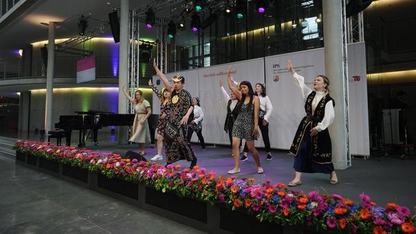 Potret Mahasiswa Indonesia Pamerkan Tarian Maumere di Gedung Parlemen Jerman