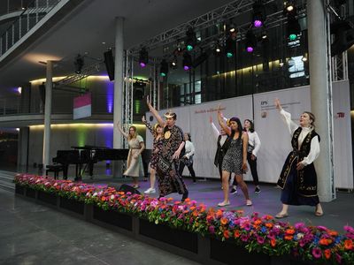 Potret Mahasiswa Indonesia Pamerkan Tarian Maumere di Gedung Parlemen Jerman