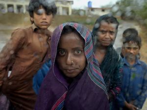 Tatapan Anak-anak Korban Topan Biparjoy