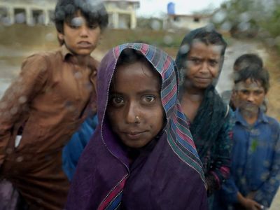 Tatapan Anak-anak Korban Topan Biparjoy