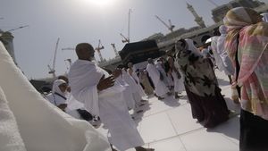 Melihat dari Dekat Ibadah Tawaf yang Bikin Haru Jemaah Haji