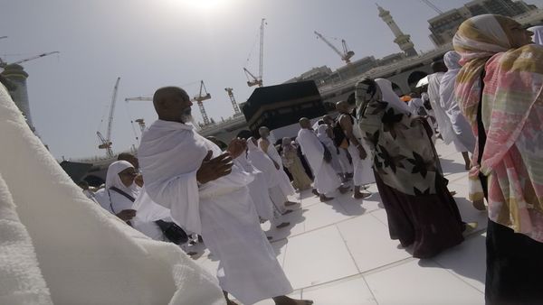 Melihat dari Dekat Ibadah Tawaf yang Bikin Haru Jemaah Haji