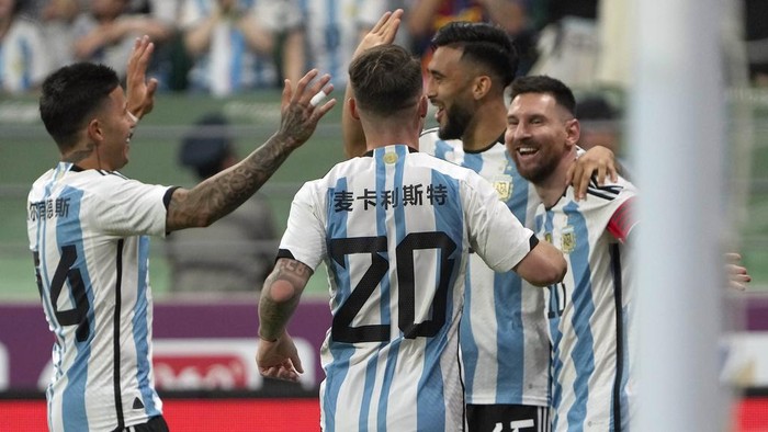 Argentinas Lionel Messi, right, celebrates with teammates after scoring a goal against Australia during the first half of their friendly soccer match at Workers Stadium in Beijing, Thursday, June 15, 2023. (AP Photo/Mark Schiefelbein)