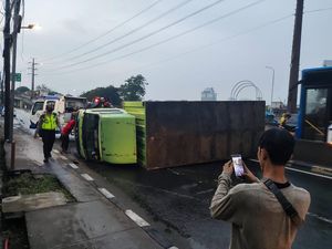 Truk Terguling Usai Tabrak Pembatas Jalan di Daan Mogot Jakbar