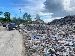 Jorok! Sampah di TPA Sorong Menumpuk hingga ke Bahu Jalan Ganggu Pengendara