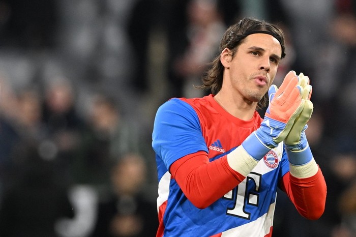 Bayern Munich's Swiss goalkeeper Yann Sommer warms up ahead the UEFA Champions League round of 16, 2nd-leg football match FC Bayern Munich v Paris Saint-Germain FC in Munich, southern Germany, on March 8, 2023. (Photo by CHRISTOF STACHE / AFP)