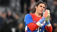 Yann Sommer sebenarnya baru datang ke Bayern pada Januari 2023 lalu sebagai rekrutan darurat. Kini Bayern siap melepas kiper 34 tahun itu dengan tebusan 8,5 juta paun. Foto: AFP/CHRISTOF STACHE