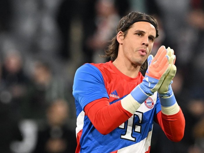Bayern Munich's Swiss goalkeeper Yann Sommer warms up ahead the UEFA Champions League round of 16, 2nd-leg football match FC Bayern Munich v Paris Saint-Germain FC in Munich, southern Germany, on March 8, 2023. (Photo by CHRISTOF STACHE / AFP)