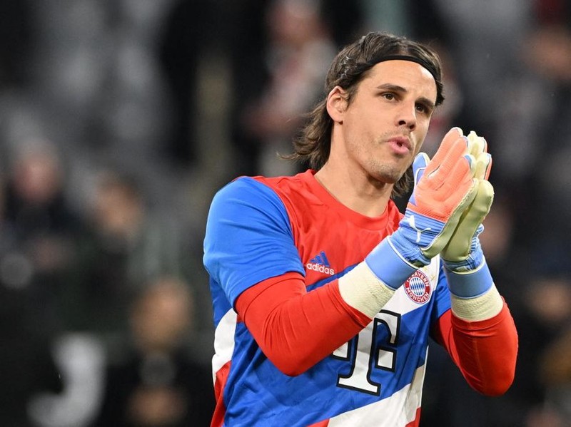 Bayern Munich's Swiss goalkeeper Yann Sommer warms up ahead the UEFA Champions League round of 16, 2nd-leg football match FC Bayern Munich v Paris Saint-Germain FC in Munich, southern Germany, on March 8, 2023. (Photo by CHRISTOF STACHE / AFP)