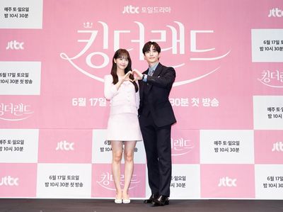Dari Collab Panggung K-Pop, Yoona dan Junho Kini Pasangan di Drakor!