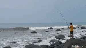 Strike ! Serunya Babalang Lele Laut di Pesisir Sukawayana
