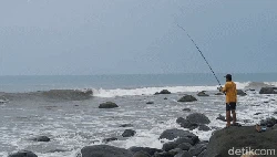 Strike ! Serunya Babalang Lele Laut di Pesisir Sukawayana