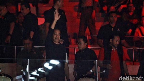 Jokowi-Iriana Nonton Semifinal Ginting vs Li Shi Feng