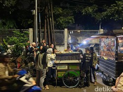 Antre 45 Menit Demi Cicip Bacang Panas Braga Topping Tetelan yang Viral