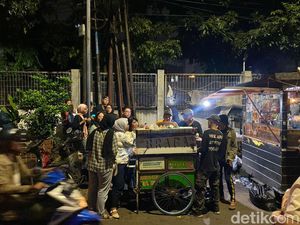 Antre 45 Menit Demi Cicip Bacang Panas Braga Topping Tetelan yang Viral Antre 45 Menit Demi Cicip Bacang Panas Braga Topping Tetelan yang Viral