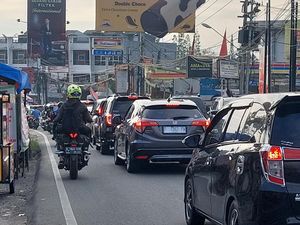 Lalin Arah Puncak Bogor Macet, Antrean Mengular 2 Km di Simpang Megamendung