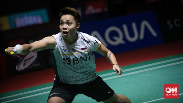 Pebulu tangkis ganda putri Indonesia Apriyani Rahayu dan Siti Fadia Silva Ramadhanti mengembalikan kok ke arah lawannya ganda putri Jepang Yuki Fukushima dan Sayaka Hirota dalam babak perempat final turnamen Indonesia Open 2023 di Istora Senayan, Jakarta, Jumat (16/6/2023).