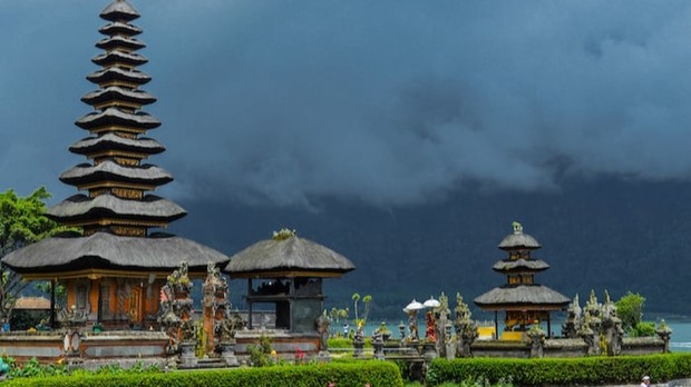 Gubernur Bali berikan kartu do's and don'ts yang wajib dipatuhi turis asing