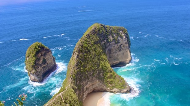 Gubernur Bali berikan kartu do's and don'ts yang wajib dipatuhi turis asing