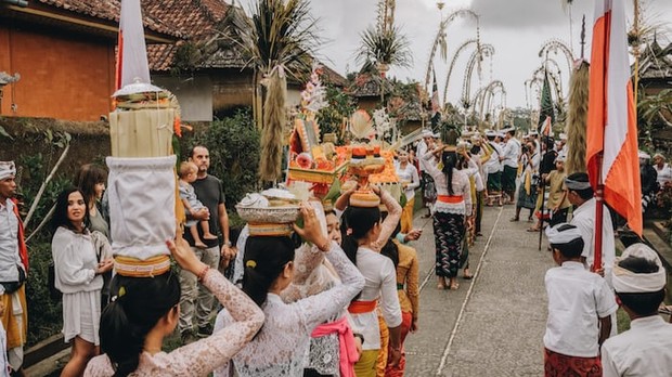 Gubernur Bali berikan kartu do's and don'ts yang wajib dipatuhi turis asing
