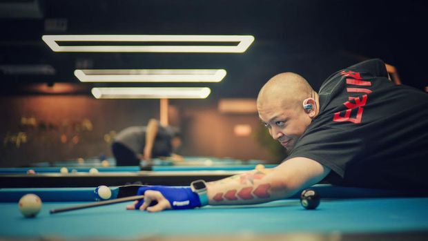A game official racks the balls during a women's 8 ball pool singles match between South Korea's Cha You-ram and Thailand's Chonticha Chitchonmart at the 16th Asian Games in Guangzhou, China, Wednesday, Nov. 17, 2010. (AP Photo/Dita Alangkara)