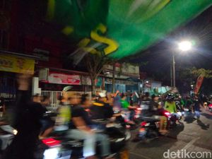 Euforia Bonek Rayakan Ulang Tahun Persebaya di Depan Gelora 10 November Euforia Bonek Rayakan Ulang Tahun Persebaya di Depan Gelora 10 November