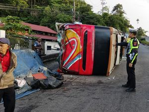 Bus Sipirok Nauli Kecelakaan di Padang Panjang, 6 Penumpang Luka Bus Sipirok Nauli Kecelakaan di Padang Panjang, 6 Penumpang Luka