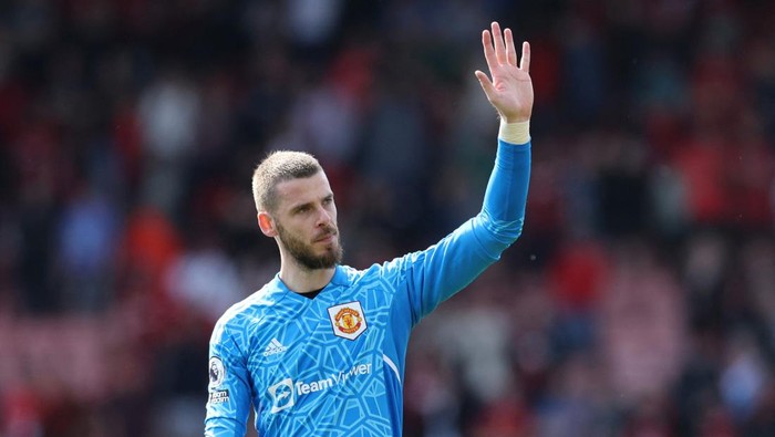 Soccer Football - Premier League - AFC Bournemouth v Manchester United - Vitality Stadium, Bournemouth, Britain - May 20, 2023 Manchester Uniteds David de Gea acknowledges the fans after the match REUTERS/David Klein EDITORIAL USE ONLY. No use with unauthorized audio, video, data, fixture lists, club/league logos or live services. Online in-match use limited to 75 images, no video emulation. No use in betting, games or single club /league/player publications.  Please contact your account representative for further details.