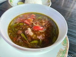 Di Belakang Mall Kota Kasablanka Ada Sop Janda dan Ayam Geprek Virals