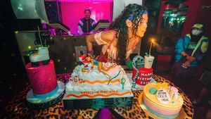 Gaya Keren Erica Carlina saat Minum Wine di Kelab Malam