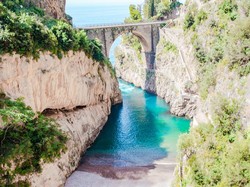 Mau Lompat ke Laut, Turis Ini Malah Terbanting ke Tebing Batu