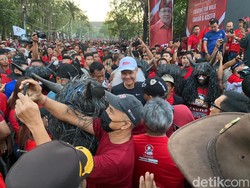 Olahraga Pagi Bareng Relawan di Bali, Ganjar Diteriaki Presiden
