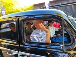 Ganjar Pranowo Tumpangi Mobil Bersejarah Milik Fatmawati Soekarno