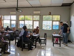 100 Guru Lingkar Mandalika Lombok Diberi Pelatihan Bahasa Inggris