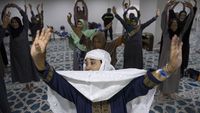 Jaga Kesehatan, Puluhan Jemaah Calon Haji Lansia Senam Bersama