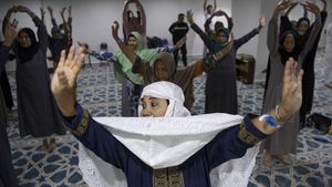 Jaga Kesehatan, Puluhan Jemaah Calon Haji Lansia Senam Bersama